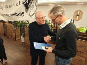 Jan Köneke mit der goldenen Ehrennadel ausgezeichnet